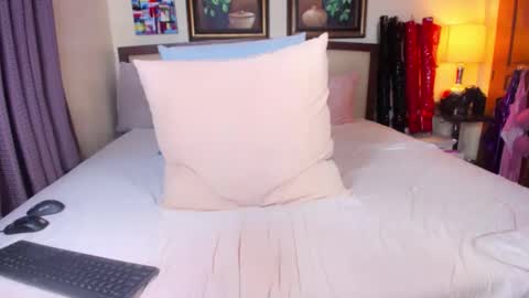 Snapshot of roxiets chatting on 10-10-25, 07:51 roxie online show from 10-10-25, 07:51