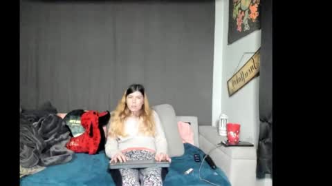 Snapshot of roxihazeleyes chatting on 02-25-26, 12:42 roxihazeleyes online show from 02-25-26, 12:42