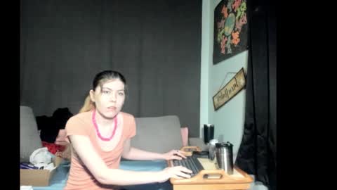 Snapshot of roxihazeleyes chatting on 03-06-26, 06:43 roxihazeleyes online show from 03-06-26, 06:43