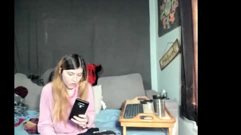 Snapshot of roxihazeleyes chatting on 03-25-26, 05:19 roxihazeleyes online show from 03-25-26, 05:19