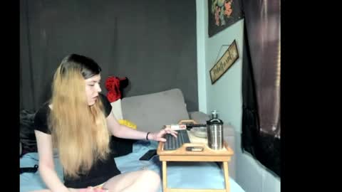 Snapshot of roxihazeleyes chatting on 03-27-26, 04:51 roxihazeleyes online show from 03-27-26, 04:51