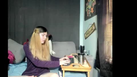 Snapshot of roxihazeleyes chatting on 04-05-26, 06:16 roxihazeleyes online show from 04-05-26, 06:16