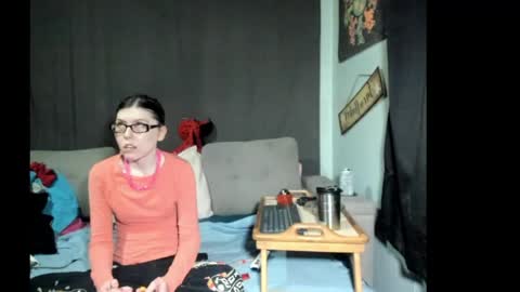 Snapshot of roxihazeleyes chatting on 04-12-26, 01:43 roxihazeleyes online show from 04-12-26, 01:43