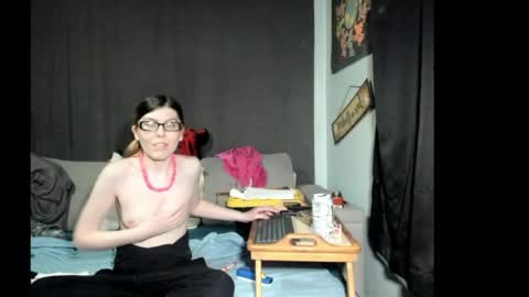 Snapshot of roxihazeleyes chatting on 04-15-26, 03:46 roxihazeleyes online show from 04-15-26, 03:46