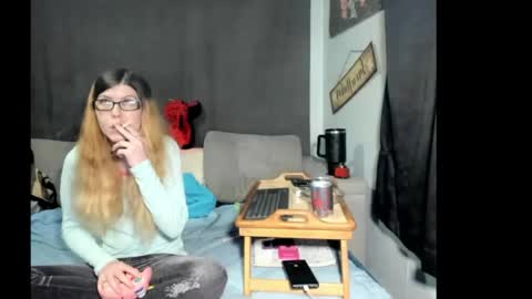 Snapshot of roxihazeleyes chatting on 04-21-26, 01:29 roxihazeleyes online show from 04-21-26, 01:29