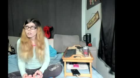 Snapshot of roxihazeleyes chatting on 04-21-26, 01:42 roxihazeleyes online show from 04-21-26, 01:42