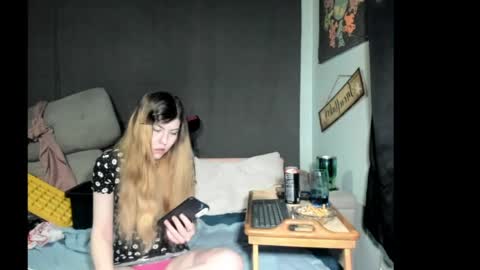 Snapshot of roxihazeleyes chatting on 04-30-26, 12:00 roxihazeleyes online show from 04-30-26, 12:00