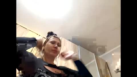 Snapshot of roxolanaa_sexy chatting on 04-01-26, 04:37 ROXOLANAA SEXY online show from 04-01-26, 04:37