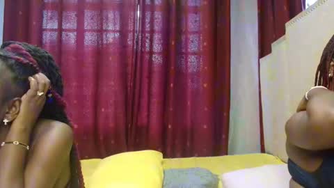 Snapshot of roxy_heather chatting on 03-06-26, 05:48 Roxy online show from 03-06-26, 05:48