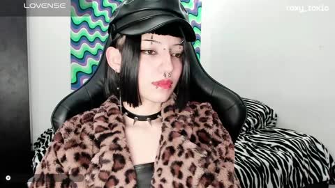 Snapshot of roxy_toxic chatting on 01-29-25, 02:30 Roxy Independient model Help me to reach 50 thumbs up online show from 01-29-25, 02:30