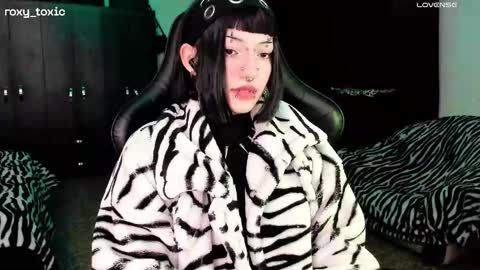 Roxy Independient model Help me to reach 50 thumbs up online show from 11-13-25, 12:53