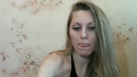 Snapshot of roxyfox18x01 chatting on 02-11-26, 10:09 roxyfox18x01 online show from 02-11-26, 10:09