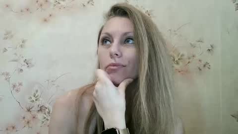 Snapshot of roxyfox18x01 chatting on 02-12-26, 07:58 roxyfox18x01 online show from 02-12-26, 07:58