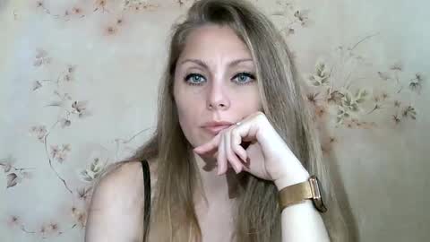 roxyfox18x01 online show from 05-06-26, 06:30