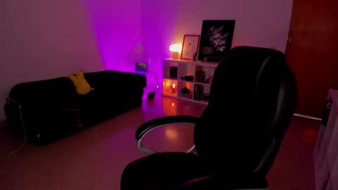 Snapshot of roxyy_x chatting on 02-18-26, 10:17 val online show from 02-18-26, 10:17