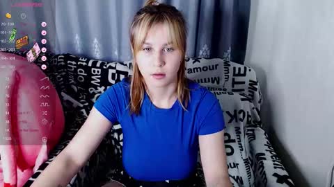 Snapshot of royangela chatting on 09-13-25, 01:00 angela online show from 09-13-25, 01:00