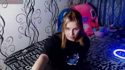 Snapshot of royangela chatting on 09-25-25, 09:40 angela online show from 09-25-25, 09:40