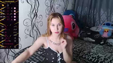 Snapshot of royangela chatting on 09-30-25, 09:31 angela online show from 09-30-25, 09:31