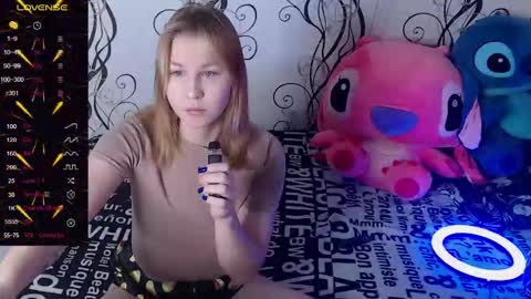 Snapshot of royangela chatting on 10-05-25, 07:17 angela online show from 10-05-25, 07:17