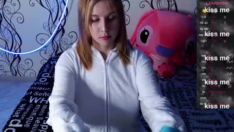 Snapshot of royangela chatting on 10-19-25, 03:34 angela online show from 10-19-25, 03:34