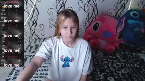 Snapshot of royangela chatting on 10-22-25, 01:11 angela online show from 10-22-25, 01:11