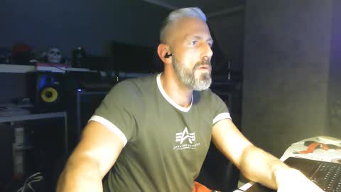 Chico que rico Caliente online show from 02-22-25, 06:50