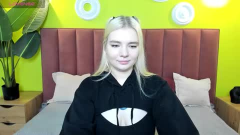 Snapshot of ruthbryant chatting on 10-20-25, 01:06 ruthbryant online show from 10-20-25, 01:06