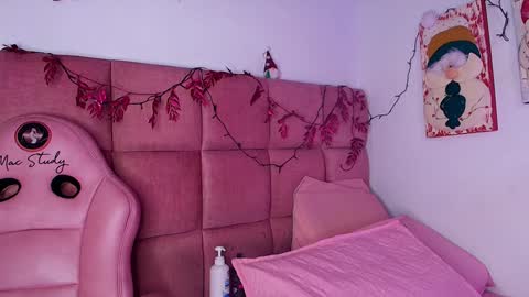 Snapshot of s_samanthax chatting on 12-19-24, 06:12 Samantha online show from 12-19-24, 06:12