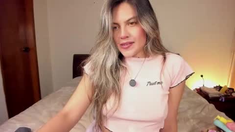 Snapshot of s_u_n_r_i_s_e_e chatting on 04-22-26, 04:04 Leslie Beltrn online show from 04-22-26, 04:04