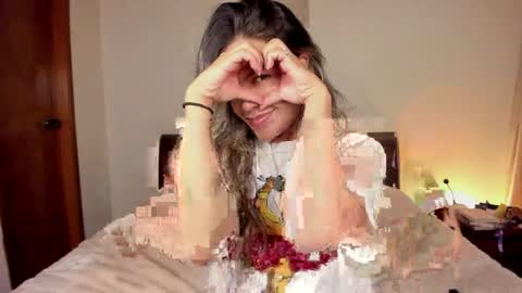 Snapshot of s_u_n_r_i_s_e_e chatting on 04-26-26, 04:21 Leslie Beltrn online show from 04-26-26, 04:21