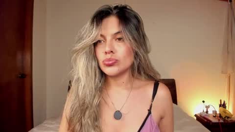 Snapshot of s_u_n_r_i_s_e_e chatting on 04-27-26, 04:21 Leslie Beltrn online show from 04-27-26, 04:21