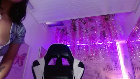 Snapshot of saara_martin chatting on 04-23-26, 12:15 1 online show from 04-23-26, 12:15