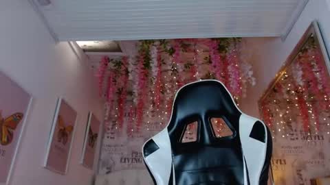 Snapshot of saara_martin chatting on 04-28-26, 04:01 1 online show from 04-28-26, 04:01