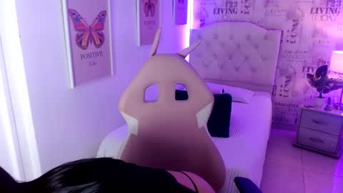 Snapshot of saara_martin chatting on 05-04-26, 12:12 1 online show from 05-04-26, 12:12