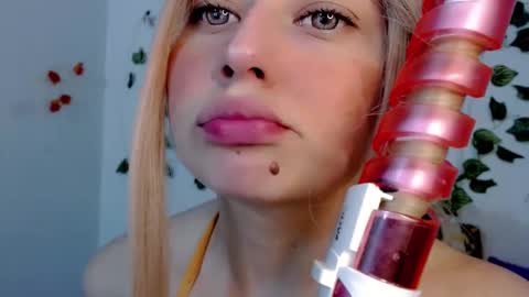 Snapshot of sabrinaexpositoxx chatting on 09-09-25, 11:59 SABRI online show from 09-09-25, 11:59