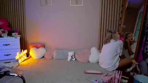 SabrinaJade online show from 09-09-25, 05:07