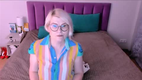 Sabrina MacMarren online show from 11-12-25, 02:06