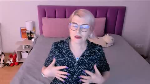 Sabrina MacMarren online show from 11-30-25, 01:04