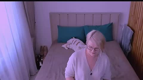 Sabrina MacMarren online show from 05-01-26, 04:00