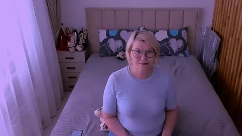 Sabrina MacMarren online show from 06-19-26, 01:04