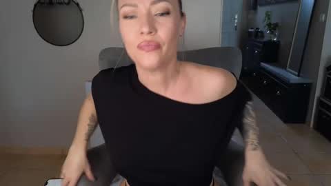 Snapshot of sacha__xx chatting on 02-19-25, 01:50 sacha__xx online show from 02-19-25, 01:50
