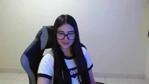 Snapshot of sahaliefox_ chatting on 11-25-25, 09:15 Sahaliefox online show from 11-25-25, 09:15