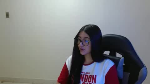 Snapshot of sahaliefox_ chatting on 02-25-26, 04:05 Sahaliefox online show from 02-25-26, 04:05