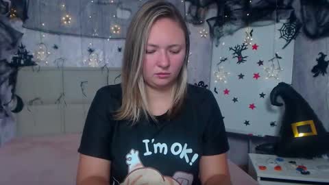 Snapshot of sallyverda chatting on 10-17-25, 05:26 Sally online show from 10-17-25, 05:26