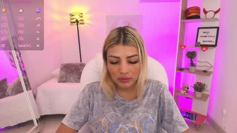 Snapshot of saloomee__ chatting on 01-25-25, 11:23 SALOME online show from 01-25-25, 11:23
