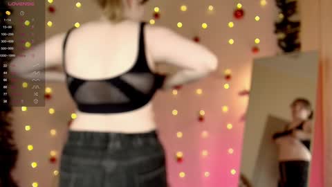 Snapshot of salut_love chatting on 12-26-24, 10:37 Ruby online show from 12-26-24, 10:37