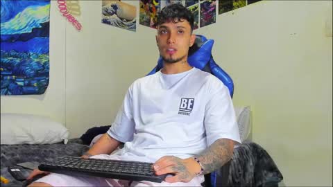 Snapshot of salvatore_dereck chatting on 10-03-25, 12:40 online show from 10-03-25, 12:40