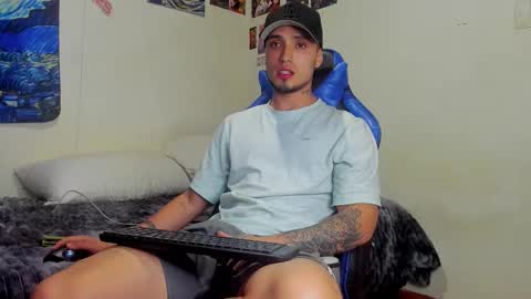 Snapshot of salvatore_dereck chatting on 10-20-25, 01:17 online show from 10-20-25, 01:17