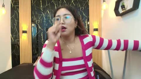 Snapshot of samantha_fox8 chatting on 05-19-26, 10:54 online show from 05-19-26, 10:54