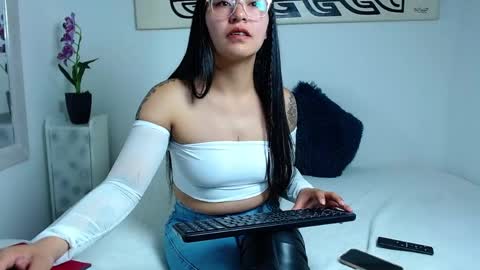 Snapshot of samantha_vaker chatting on 05-10-26, 03:23 samantha_vaker online show from 05-10-26, 03:23